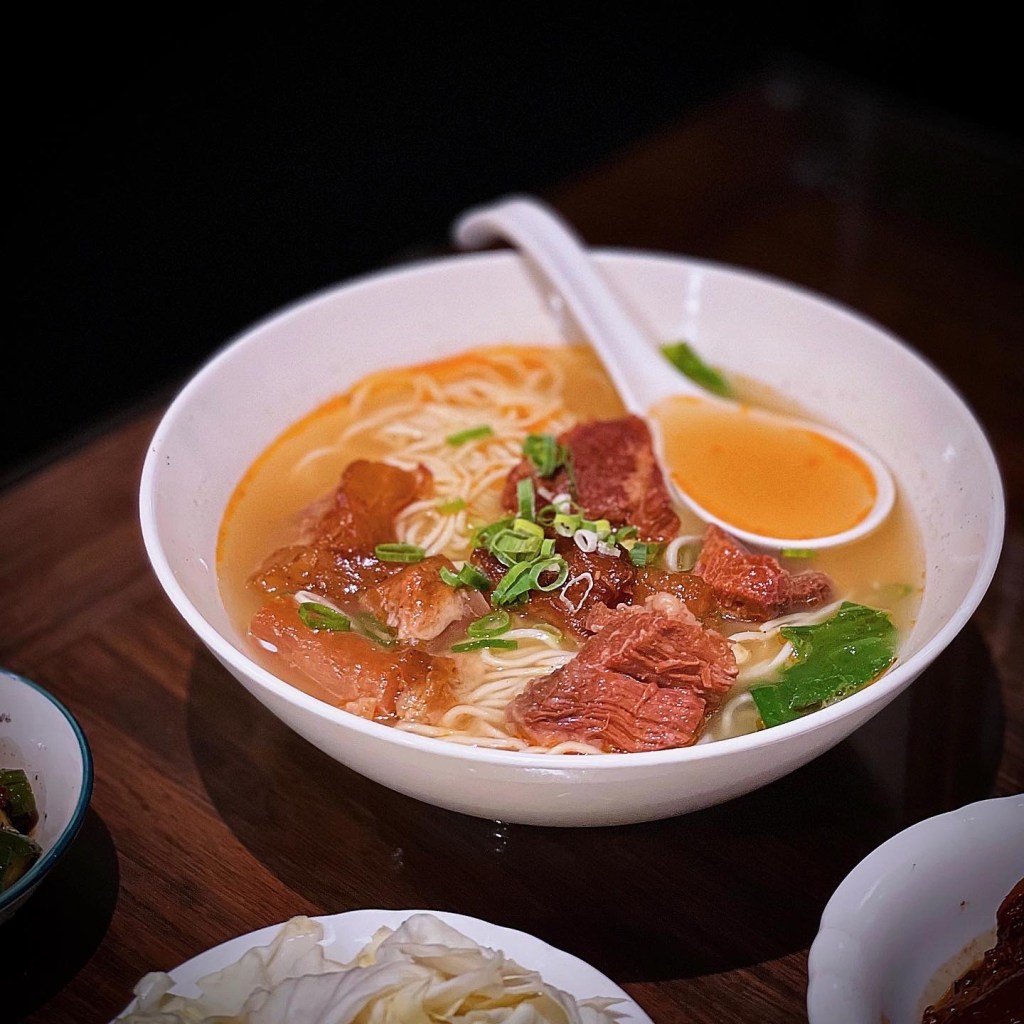 台北大安｜史大華精緻麵館｜雞蛋細麵與濃郁牛肉湯頭