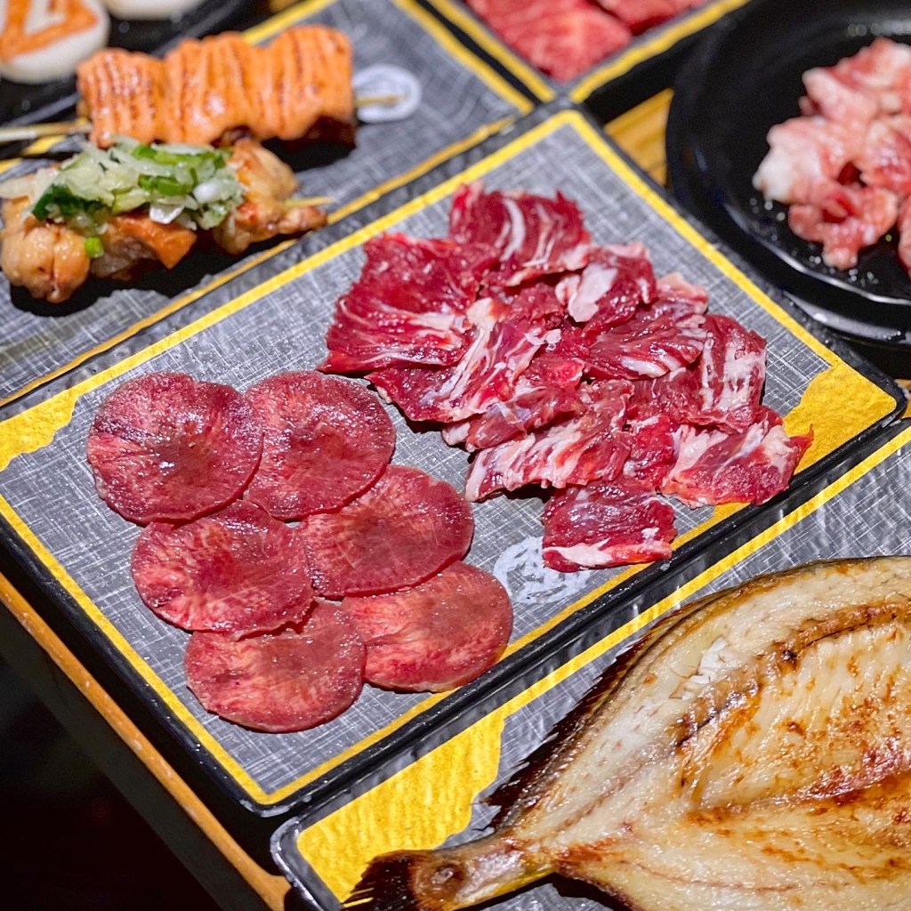 大口吃肉大口喝酒的好選擇｜新店燒肉推薦｜金炭火燒肉小酒館| 文中有抽獎資訊