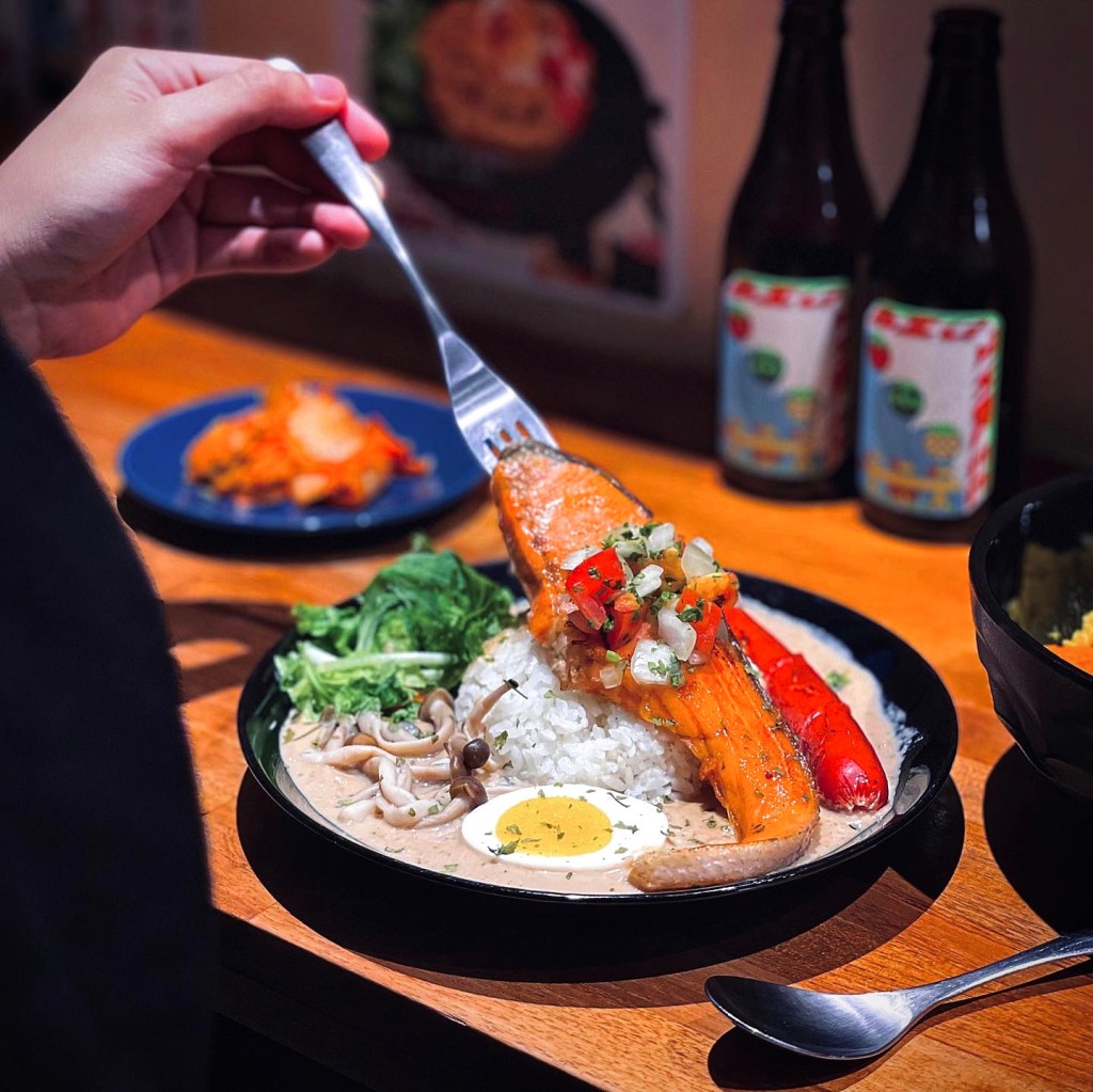 台北南京復興 「笑貓咖哩」期間限定 戰斧鮭魚蘑菇醬白咖哩 台北日式香料咖哩飯推薦&nbsp;外帶內用都好吃的美食料理